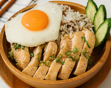 【月見】16穀米ともも肉のカオマンガイ [Fried Eggs] Khao Man Gai (Chicken Thigh)