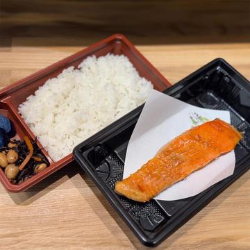 厚切りべにサケ定食(焼魚、白米、漬物、小鉢)
