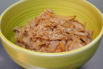 生姜焼き丼(サラダ付き)