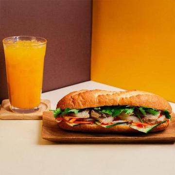 ヌックマム漬け豚肉バインミー ジュースセット Pork Marinated in Nuoc Mam Banh Mi - Juice Set