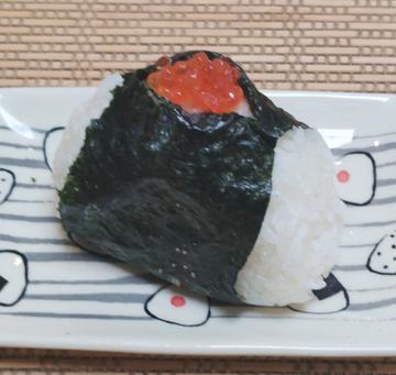 手結びおにぎりだし油漬けいくら