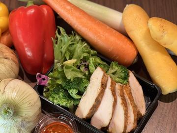 チキンケバブとブロッコリーのスイートチリソースサラダ