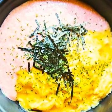 ひよこの特製オムライス・コーンマヨ明太クリームソース