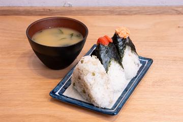 お得なお任せおにぎり3個とわかめの味噌汁セット