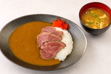 さがりステーキ【50g】のせ 牛すじカレーライスセット(豚汁付き) 