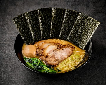 上ラーメン(チャーシュー3枚、ほうれん草、薬味ネギ、海苔6枚、味玉)