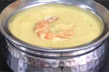 ブロウンカレー(サラダ&ナンorライス) Prawn Curry (Served with Naan or Rice and Salad)