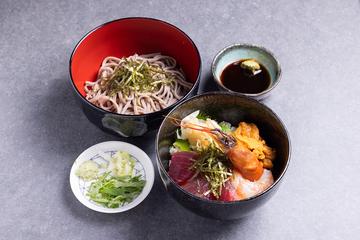 海鮮三色丼とハーフ蕎麦セット