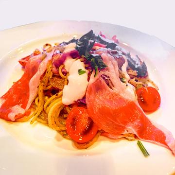 バジルとモッツァレラチーズのパスタ 