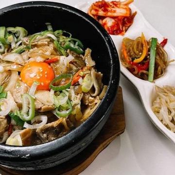 ネギ塩豚炒め丼(韓国惣菜3品付,ご飯大盛り無料)