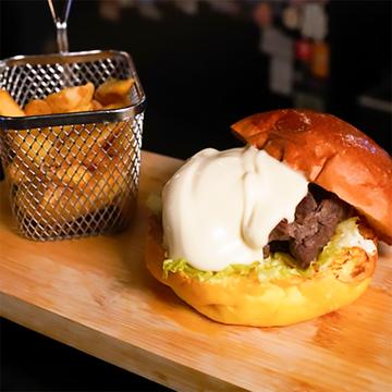 ゴルゴンゾーラチーズバーガー GORGONZOLA CHEESE BURGER