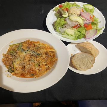 自家製ミートソースと旬野菜のトマトラグーソース『フジッリ』~自家製パン・サラダ付きセット~