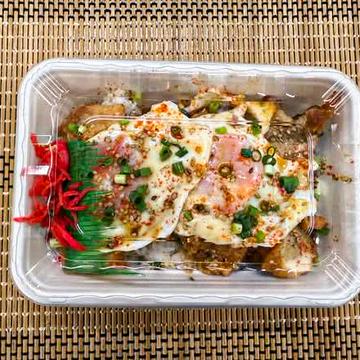 とり玉大(ごはん250g、唐揚げ3.5個、目玉焼き2個)
