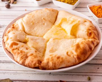 チーズナン  cheese naan