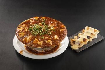 麻婆ラーメンと門外不出のソース和え餃子 Mapo Ramen and Gyoza Dumplings with Special Sauce