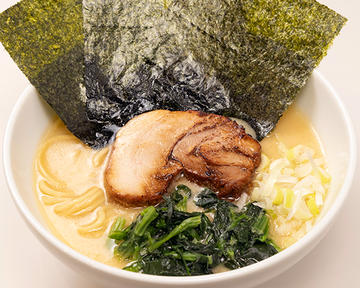 クリーミー塩豚骨麺(薬味ネギ、のり3枚、豚叉焼1枚、ほうれん草)