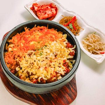 チーズタッカルビ丼(韓国惣菜3品付、ご飯大盛り無料)