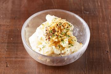 お肉に良く合う「ちょい盛りガーリックポテトサラダ」Garlic Potato Salad
