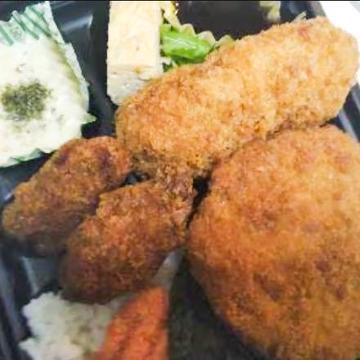カニコロ、カキフライ、メンチかつの明太子海苔弁当