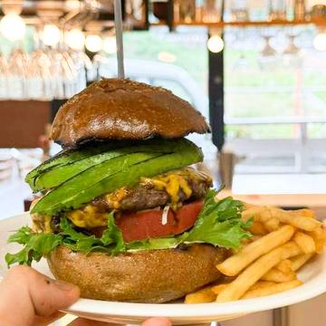 アボカドチーズバーガー