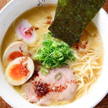 大盛り、鶏白湯味玉ラーメン(生麺の商品です。そのままではたべられません)80秒茹でてください。