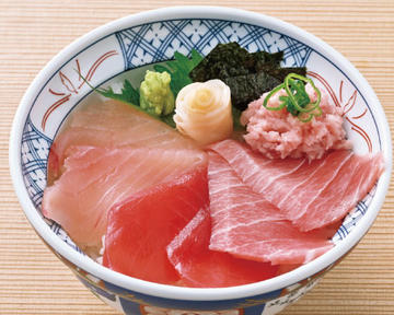 まぐろ四色丼