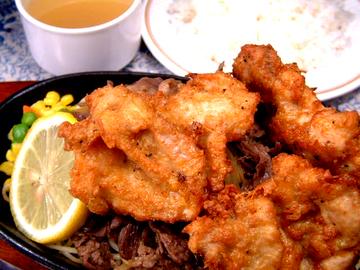 チャンピオン受賞の特製から揚げ& 当店名物の牛肉鉄板パスタ ライス付き Fried Chicken& GriddleBeef Pasta (+Rice)