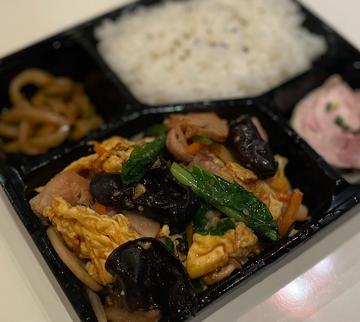 木耳、玉子、豚肉炒め弁当