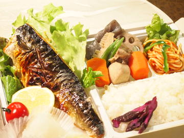 鯖の塩焼き弁当 Grilled Salted Mackerel Bento Box
