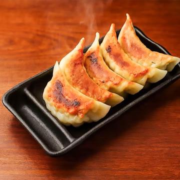 【ハンバーグ店店主が絶賛したスペイン産もち豚】を使用したジューシーな肉汁たっぷり情熱の焼き餃子