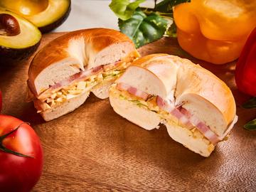 ベーコンエッグベーグルサンド Bacon and egg bagel sandwich