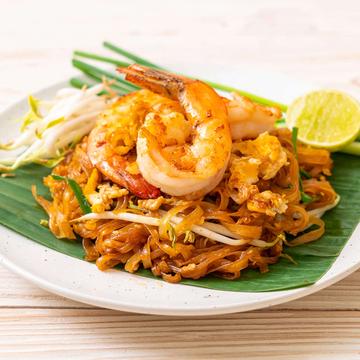 パッタイ・クンソット(海老入りタイ焼きそば)Pad Thai with fresh shrimp. Sweet and tangy flavor.
