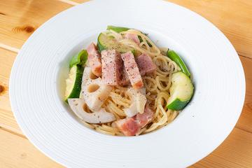 ベーコンと野菜のペペロンチーノ