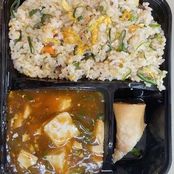 五目炒飯と麻婆豆腐弁当