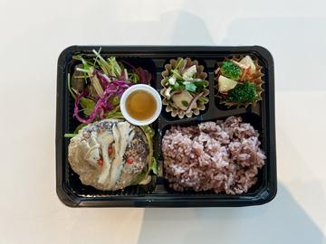 samika定食〈7月:豆腐ハンバーグ～アンチョビクリームソース～〉