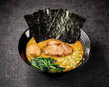 味玉ラーメン(チャーシュー1枚、ほうれん草、薬味ネギ、海苔3枚、味玉)