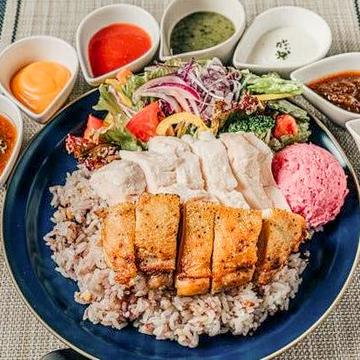 五穀米使用！合い盛キンオーバーライス(グリルしたもも肉と低温調理のむね肉のハーフ＆ハーフ)