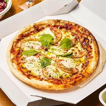 トマトとモッツァレラのPIZZA Tomato and Mozzarella Pizza