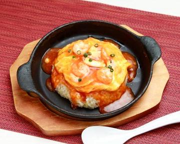イカと海老チリのオム炒飯 Squid and Shrimp with Chili Sauce Omelette Fried Rice