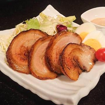 自家製チャーシューとサラダ
