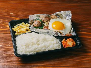 ボリューム満点 月見レバニラ弁当