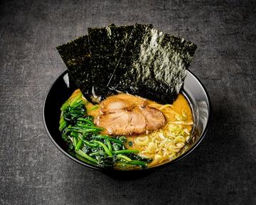 ほうれん草ラーメン(チャーシュー1枚、ほうれん草増し、薬味ネギ、海苔3枚)
