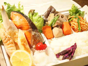 鮭の塩焼き弁当 Grilled Salted Salmon Bento Box