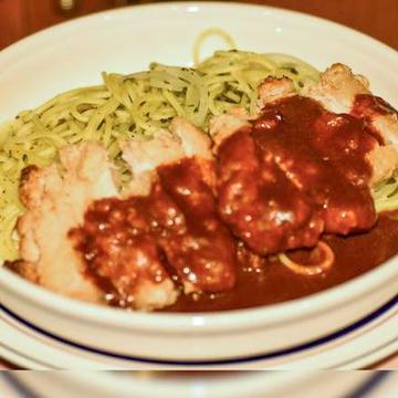 ジェノベーゼとチキンカツデミソース