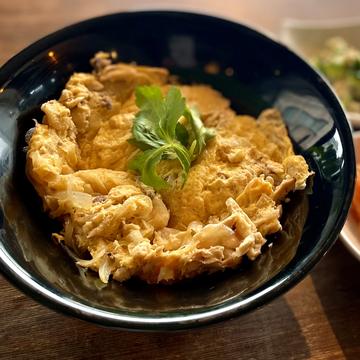 鶏手羽とふんわり卵の”親子丼”