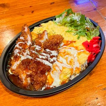 チキンカツデミグラスオムライス