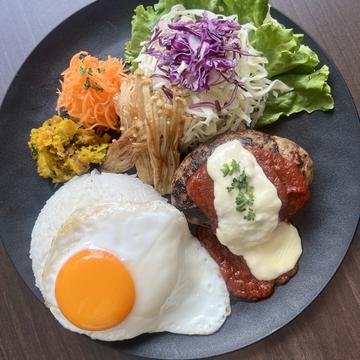 アグー100%ハンバーグトマトデミグラスとチーズソース添え