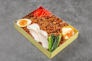 日本橋鳥久そぼろ弁当低温熟成鶏ハムのせ