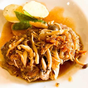 たっぷりキノコの国産地鶏チキンステーキ特製オニオンソース