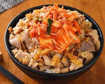 キムチオニオンガーリック焼き豚丼並(お肉200g)